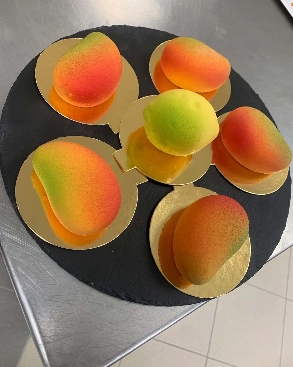 Gyümölcs formájú mousse desszertek sötét tálcán