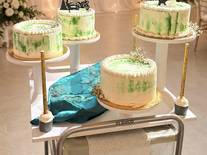 Zöld díszítésű alkalmi torták tortaállványokon