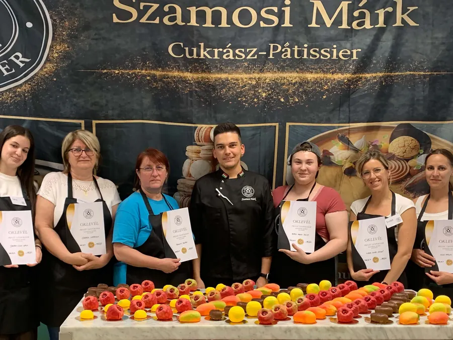 Workshop-csoport oklevéllel Szamosi Márkkal, előttük a saját készítésű édességek